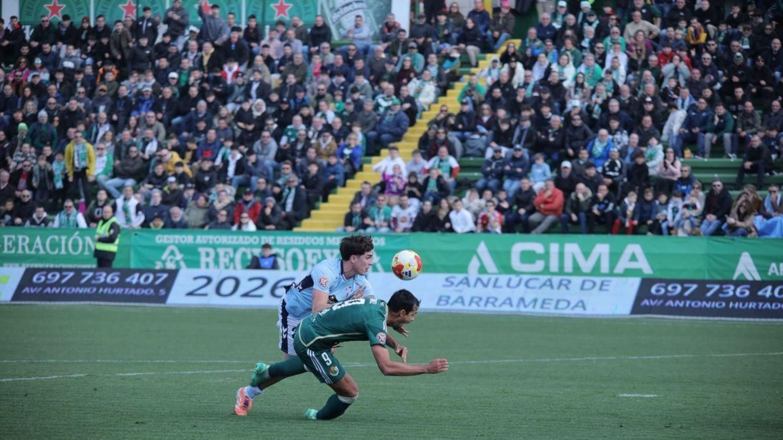 Gavián defiende un centro ante el delantero centro local Diego Gómez en un lance del choque de ayer disputado en la ciudad extremeña.