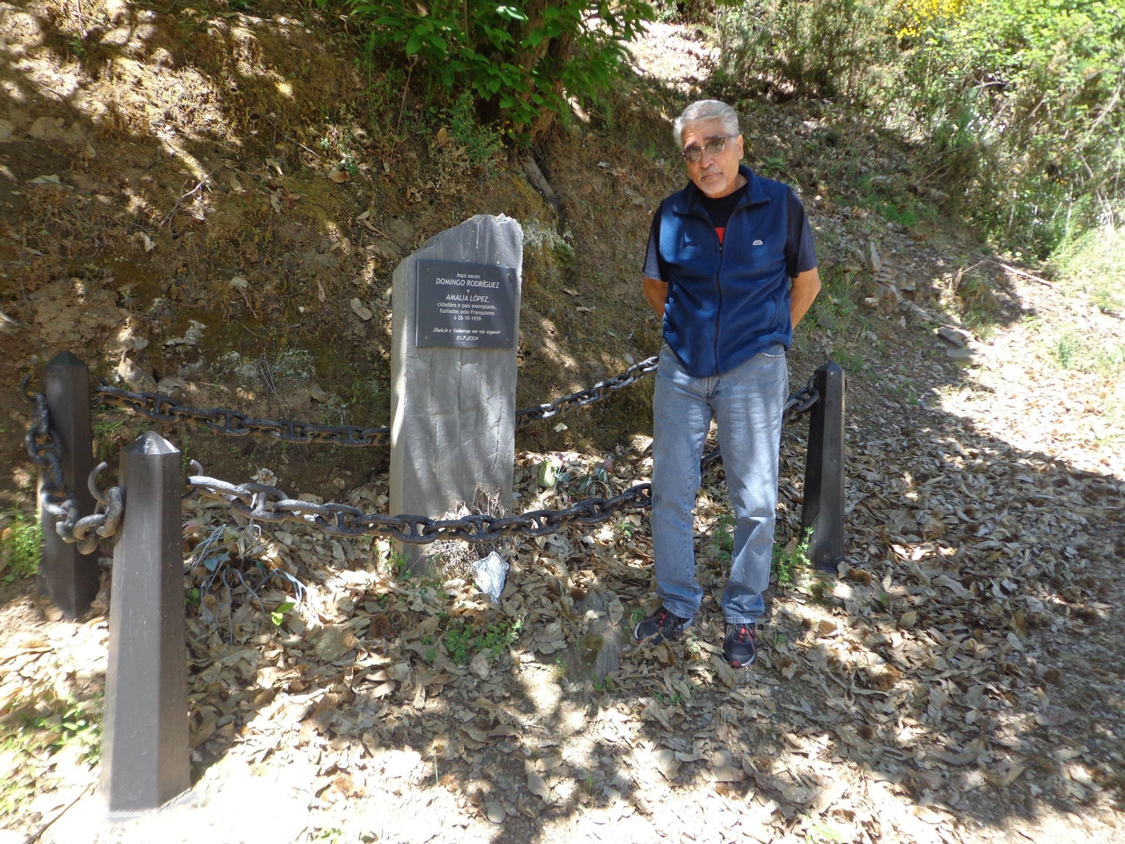 Roberto Rivero, ante la tumba de Soulecín donde descansa la hermana de su abuelo y su marido.