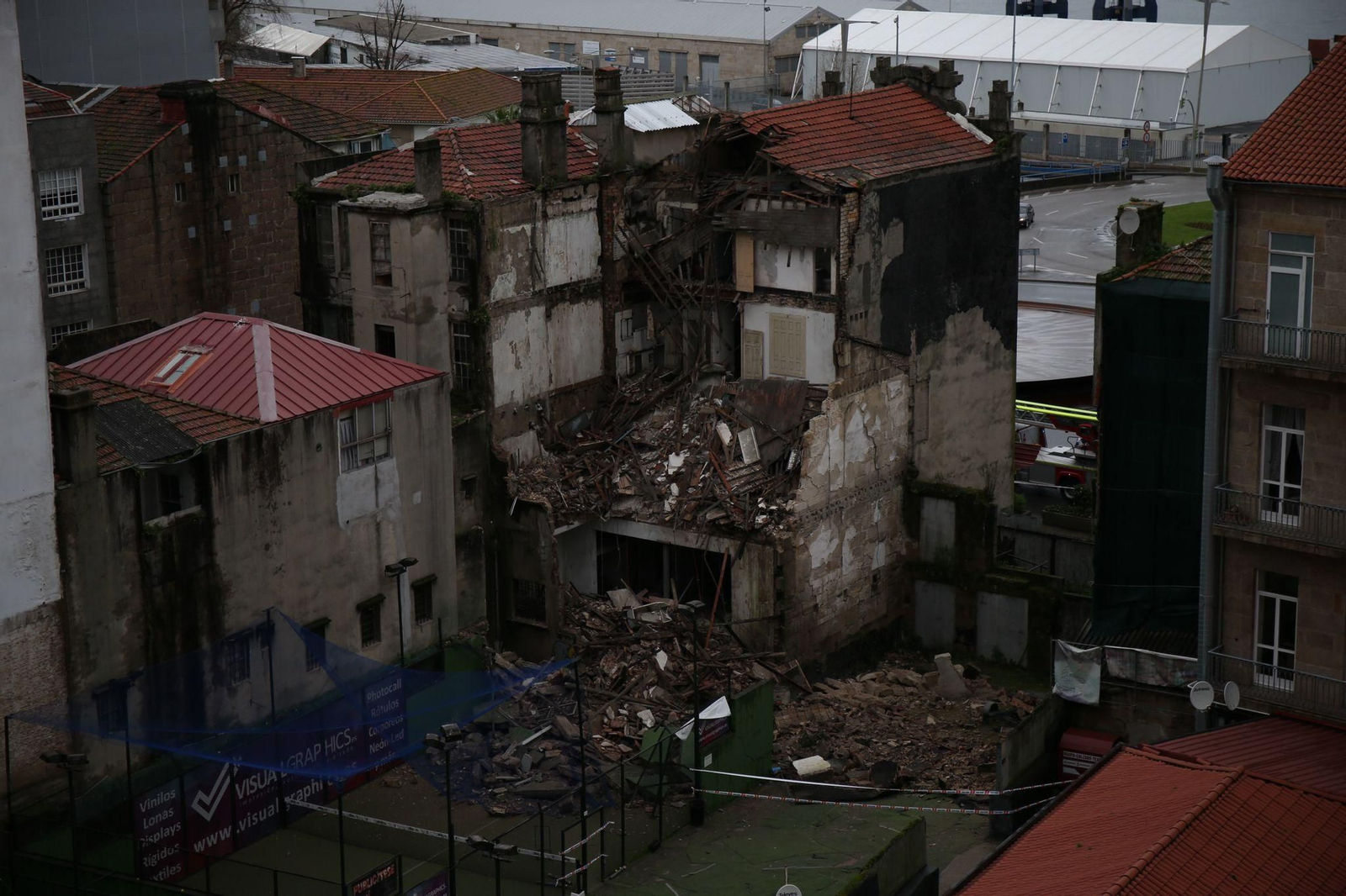 Se derrumba un edificio en el centro de Vigo // Alberte