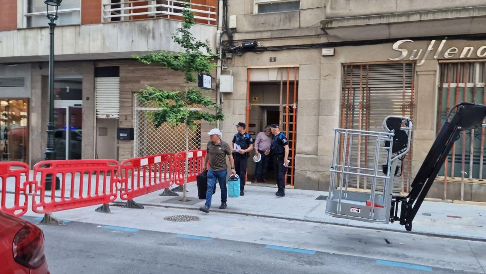 Momento en el que los residentes salen de sus viviendas tras recoger enseres acompañados por la Policía Local..