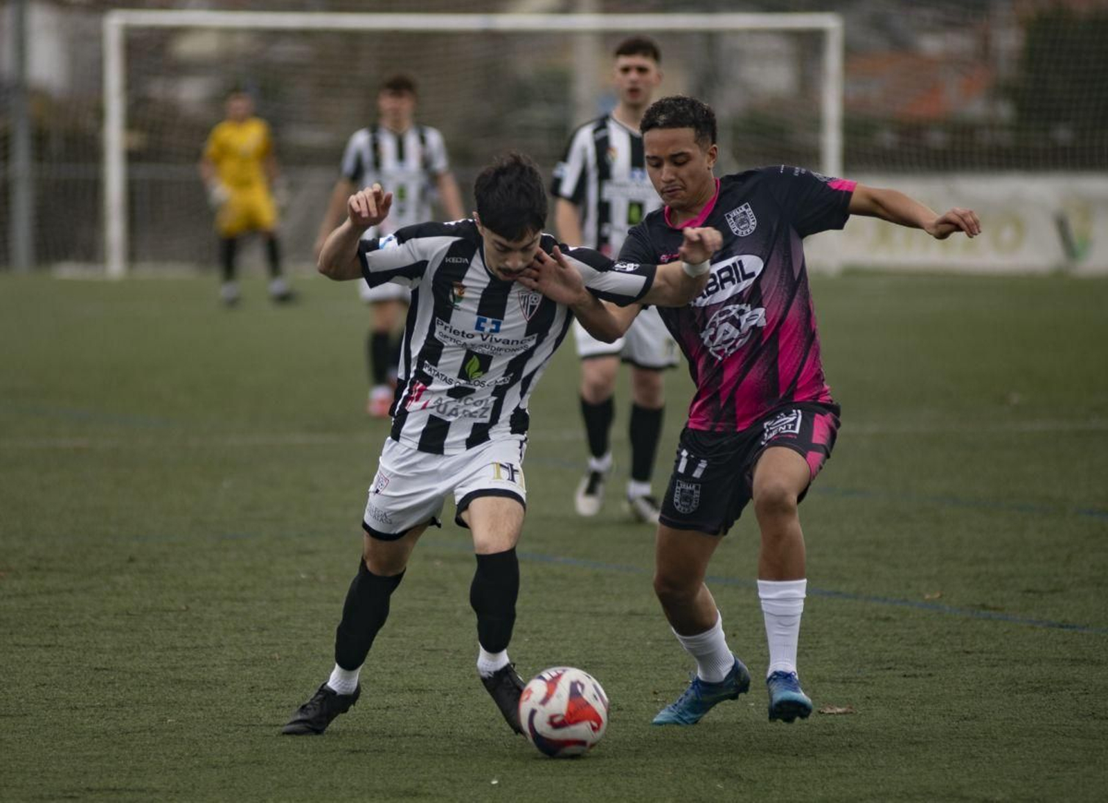 Carlos, delantero del filial antelano, en plena disputa por la posesión del balón con Said, del Velle.