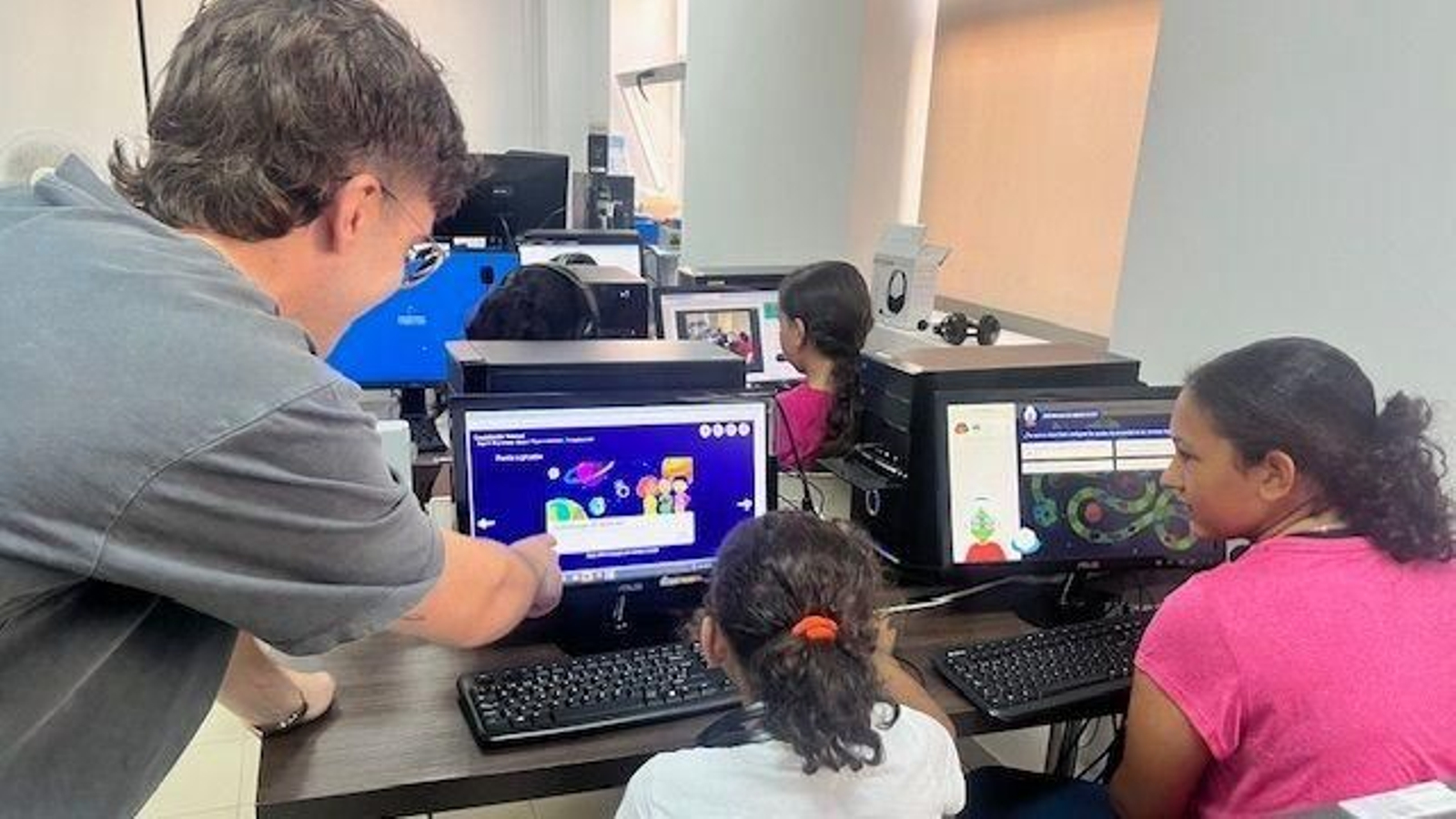 Jóvenes participan en un campamento digital.