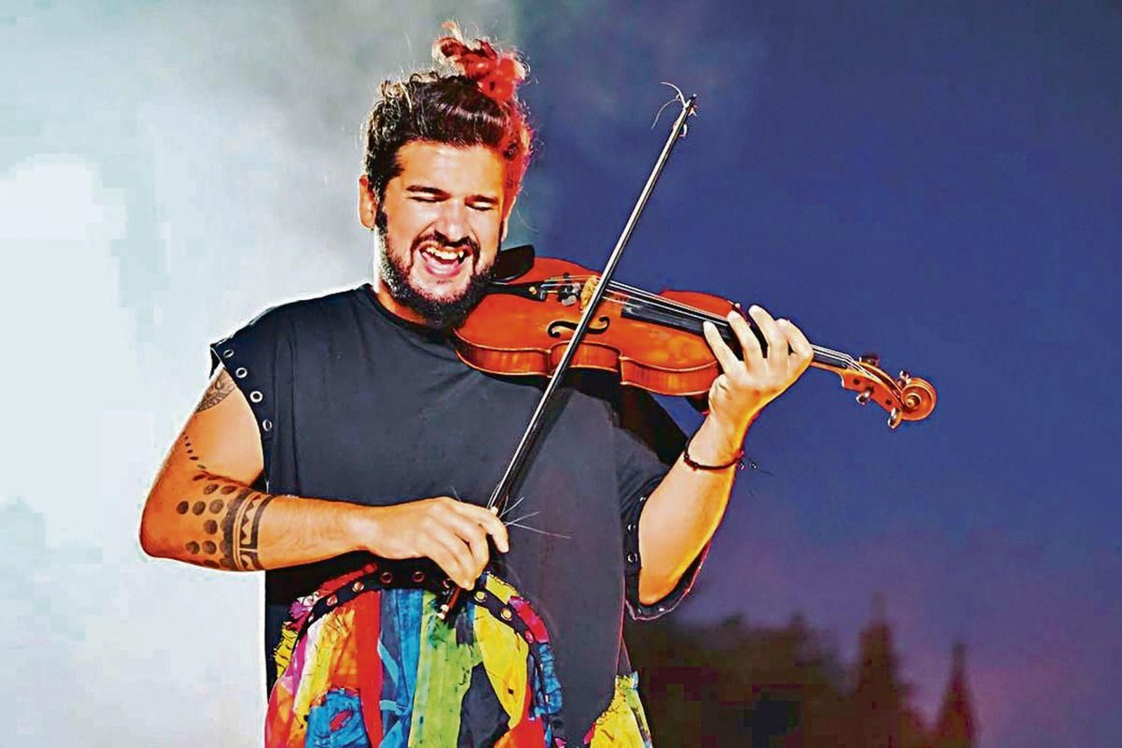 Strad, “el violinista rebelde”, lleva su espectáculo “Ye-yé” hasta A Rúa