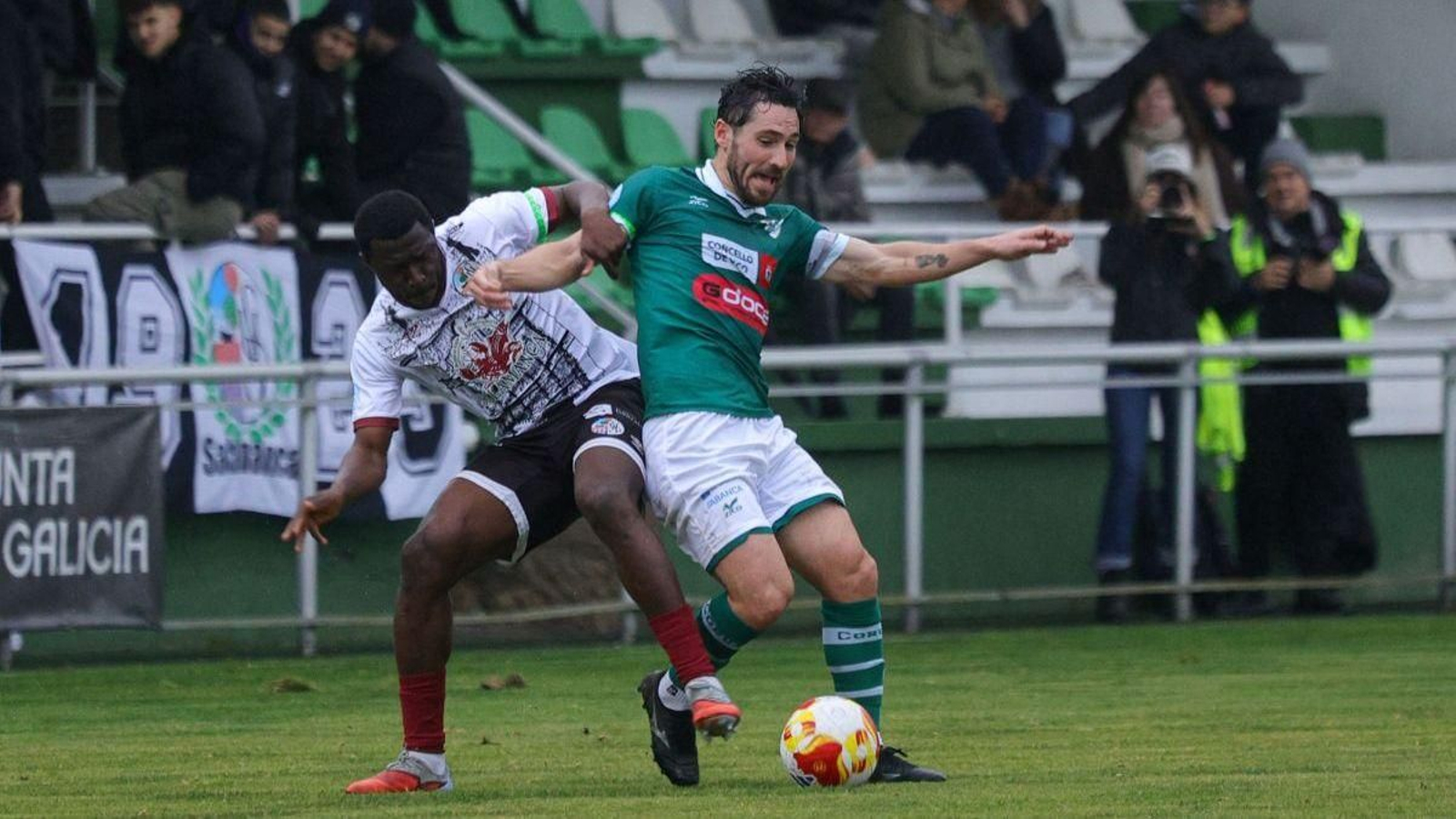 David Añón partió de titular en el sitio que dejó Javi González y cuajó un muy buen partido.