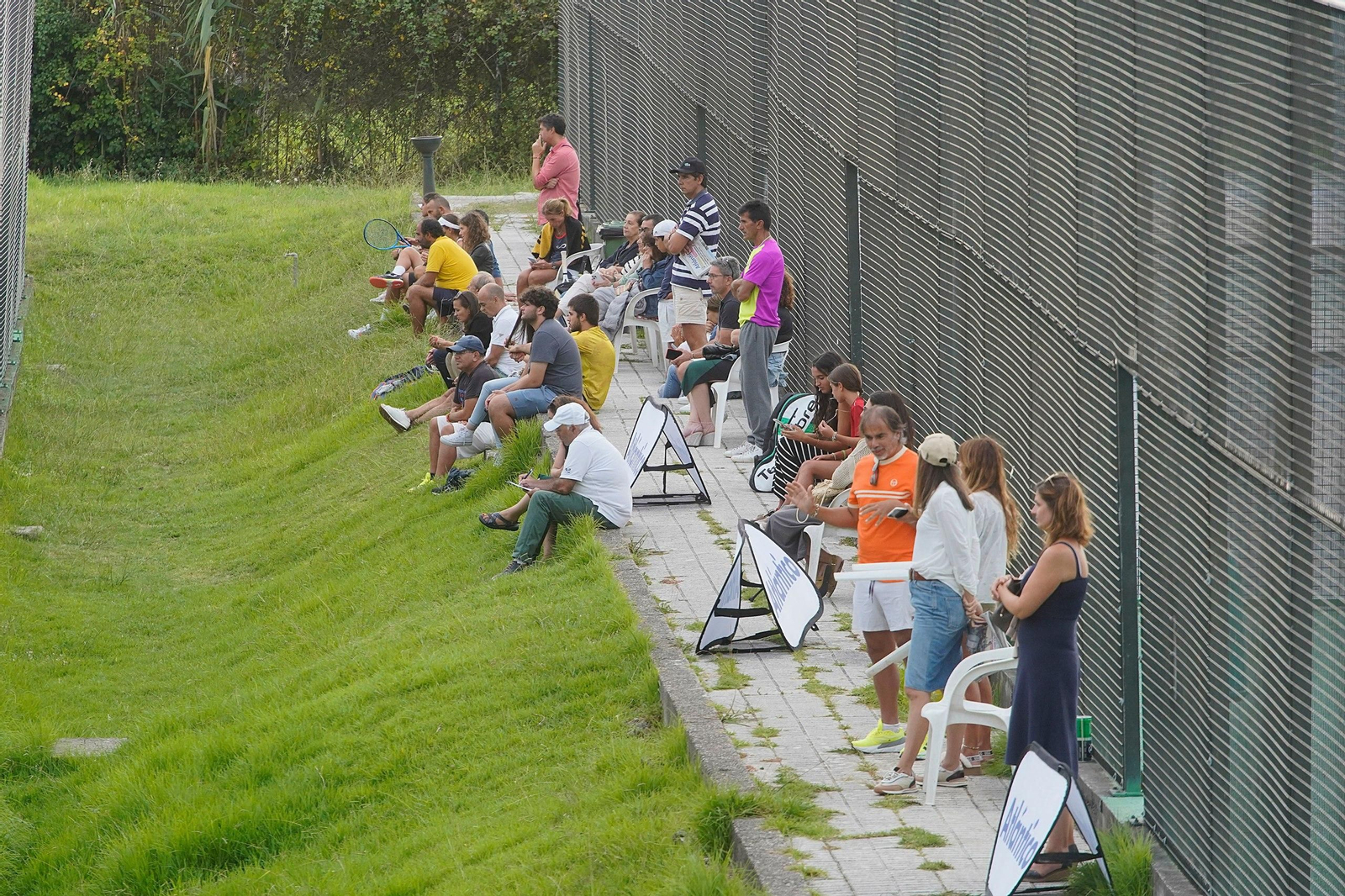 Público viendo las finales del torneo de tenis. // J.V. Landín