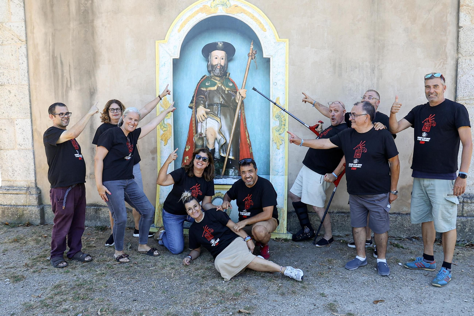 Los miembros de la hermandad de fiestas de San Roque posan delante de la imagen del santo.