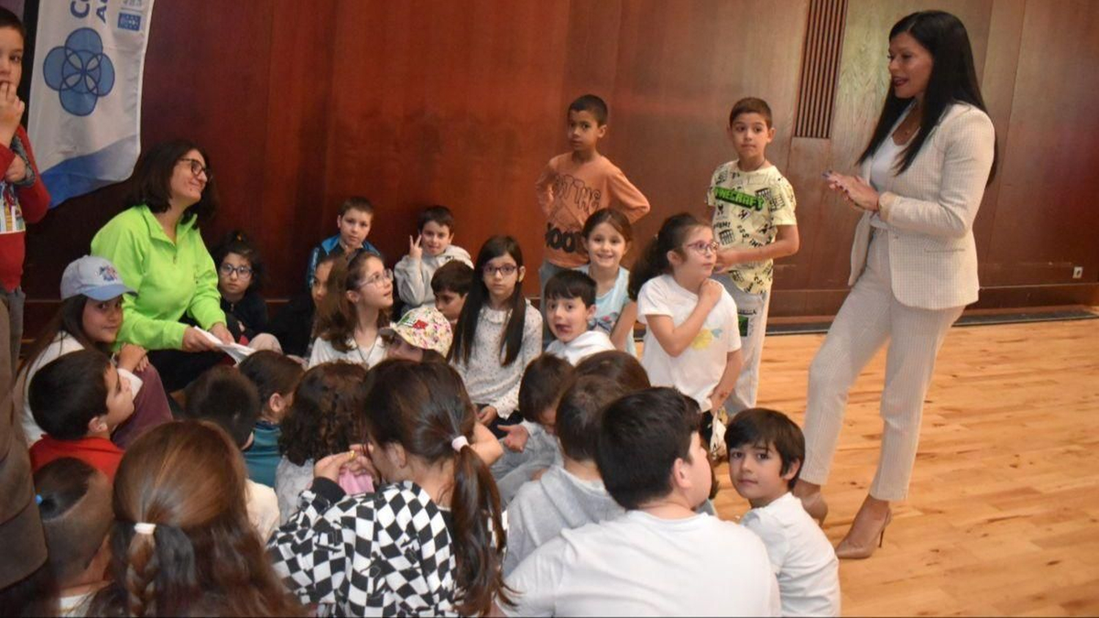 La alcaldesa, Nidia Arévalo se acercó al Multiusos das Pozas, para charlar con los participantes en la iactividad.