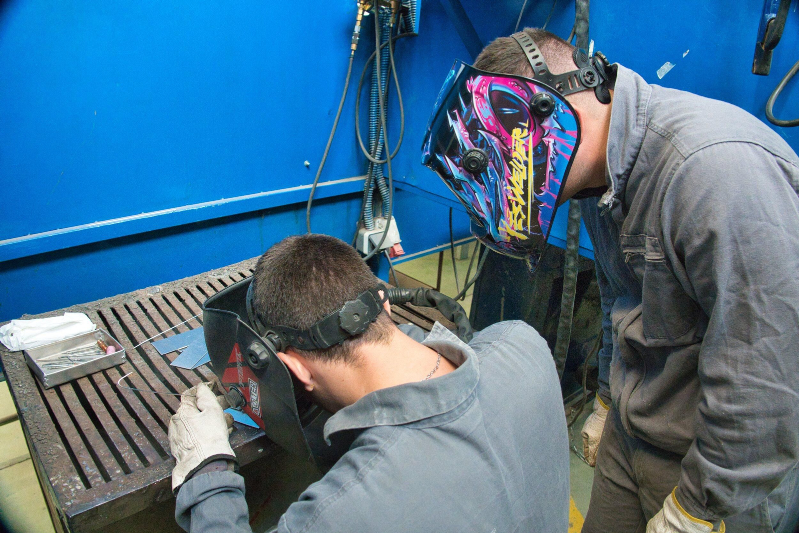 Imagen de archivo de dos alumnos en uno de los talleres del CIFP Valentín Paz Andrade.