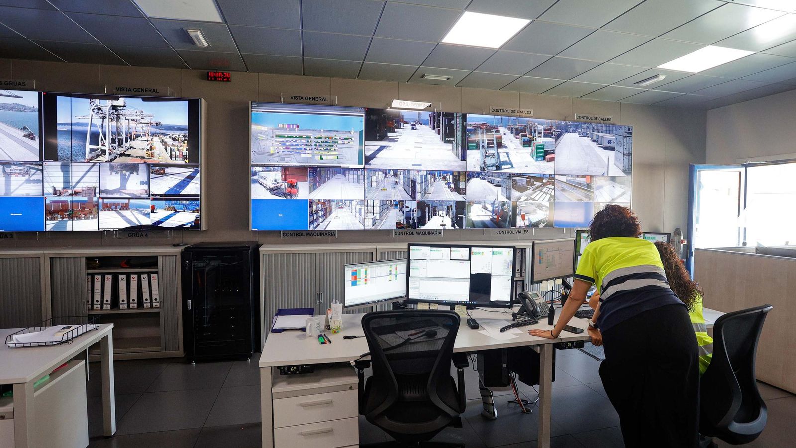 Galería | Una supergrúa de 110 metros se instala en Guixar