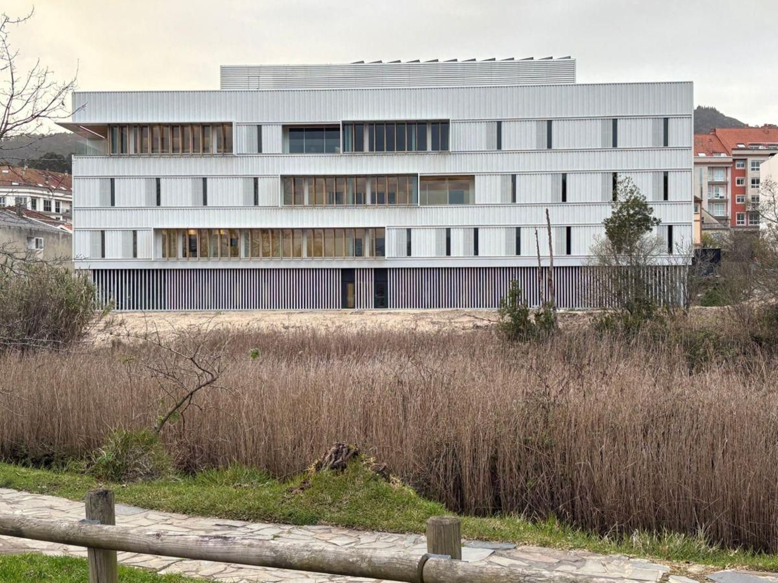 Exterior del edificio visto desde A Xunqueira.