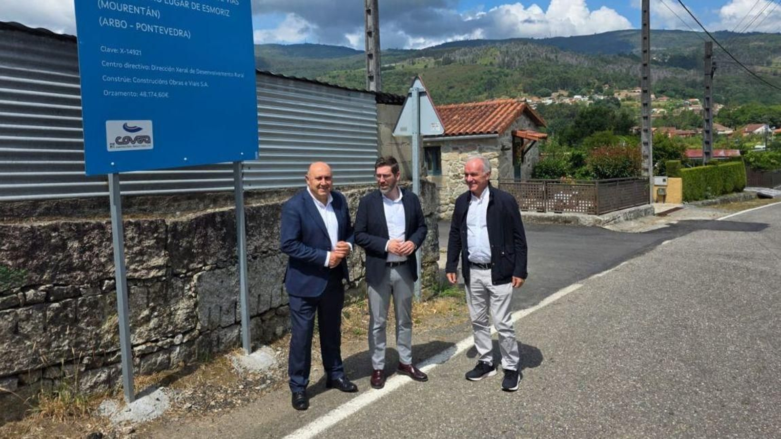 El alcalde de Arbo  con el delgado de la Xunta, tras recibir la confirmación del tramo de la PO-400.