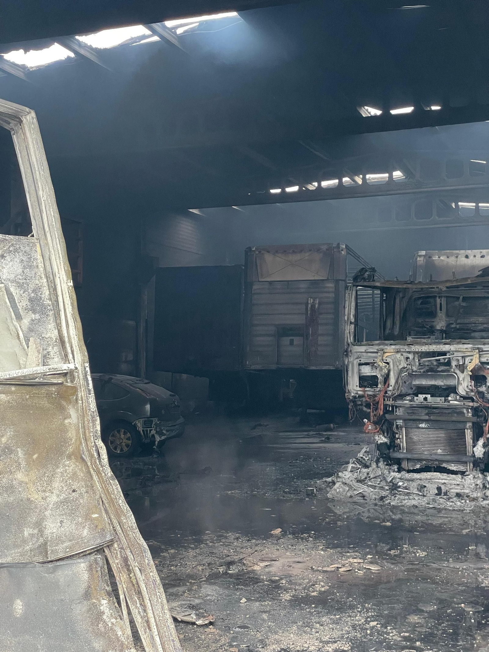 Galería | Así quedó la nave de transportes totalmente calcinada en el polígono de San Cibrao
