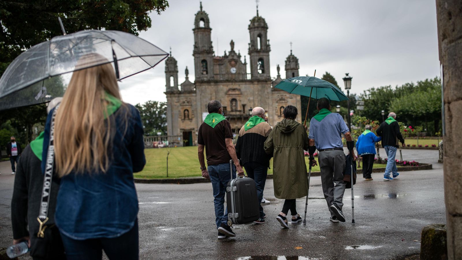 BAÑOS DE MOLGAS (SANTUARIO DA NOSA SEÑORA DOS MILAGRES). 01/09/2021. OURENSE. Usuarios das residencias de Os Gozos e Esperanza asisten á misa do Día dos Enfermos en Os Milagres. Ambas residencias foron das máis afectadas pola pandemia e acércanse o templo en recordo de tódolos falecidos. FOTO: ÓSCAR PINAL  Usuarios Residencia Os Gozos