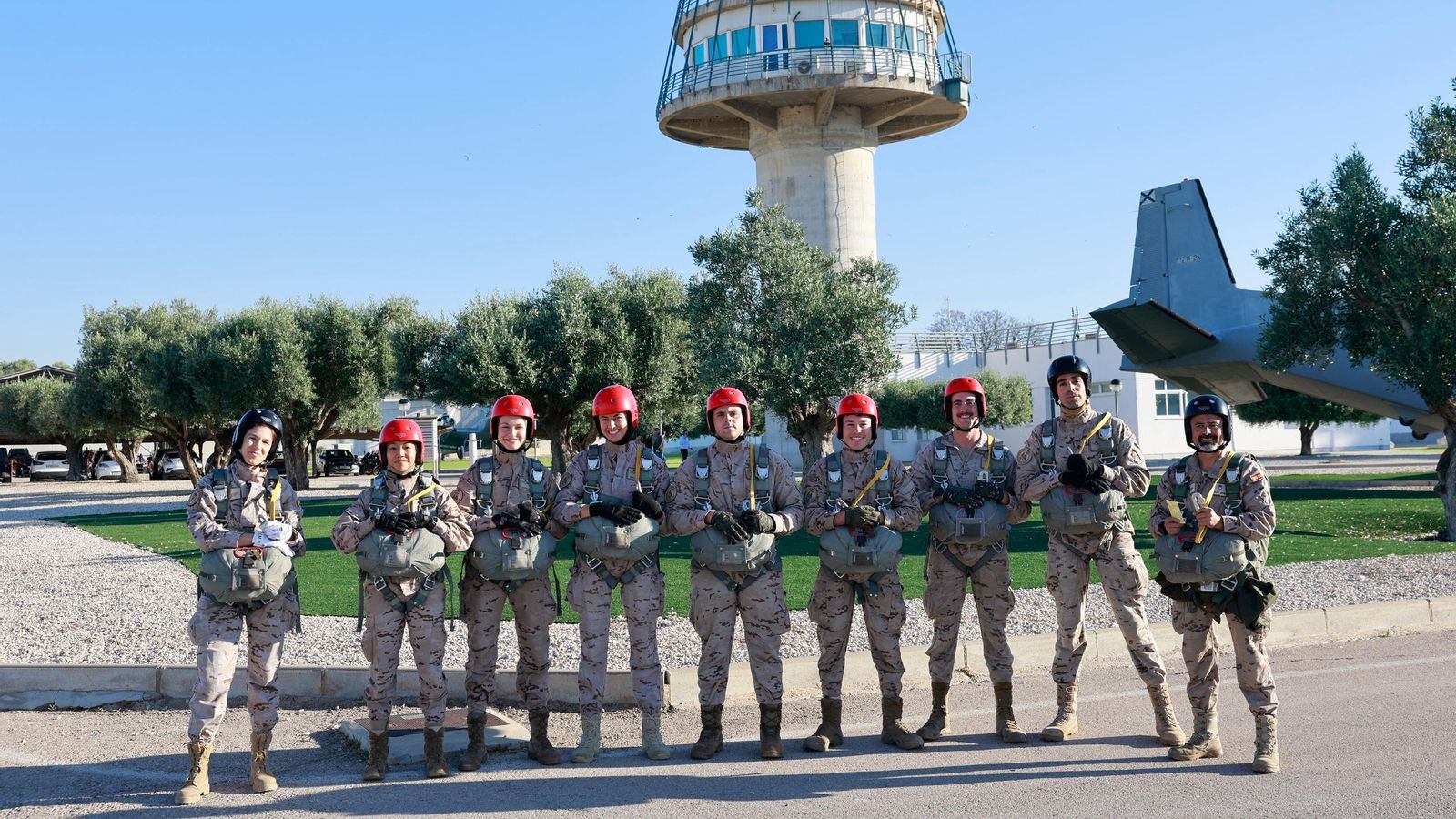 Fotografía de grupo de la subpatrulla de la que forma parte la Princesa de Leonor en el curso básico de paracaidismo.