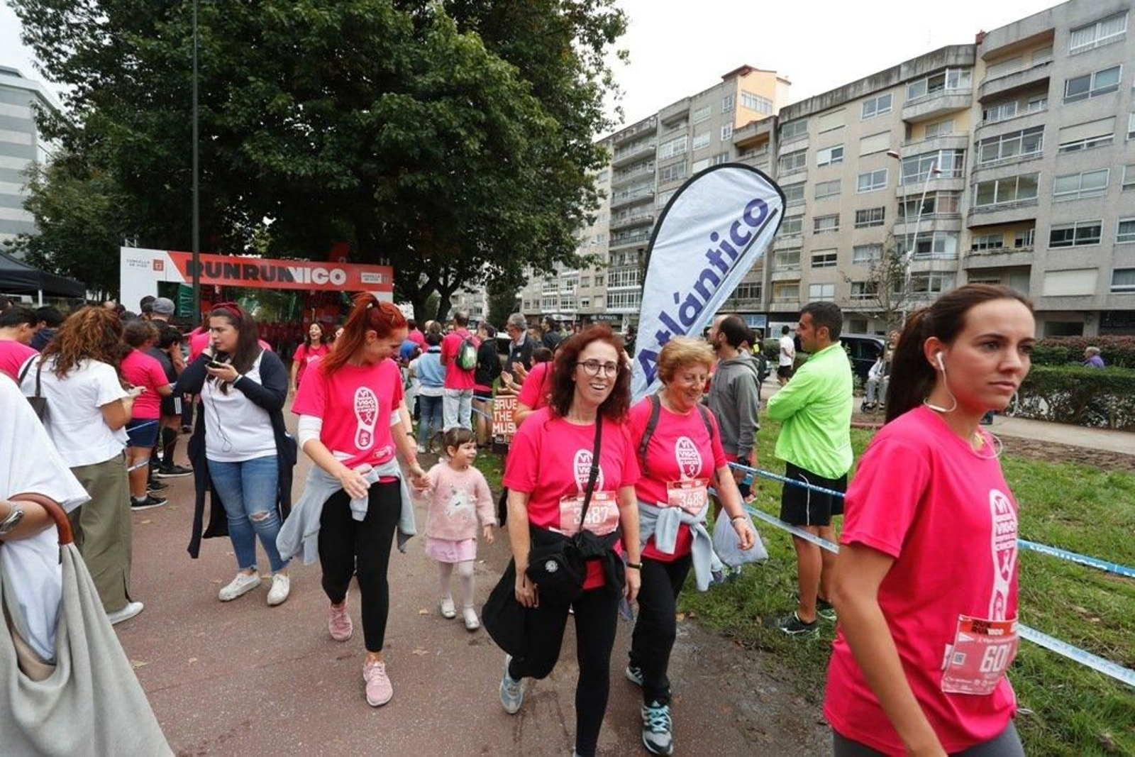 El color rosa abarrotó la Avenida de Castelao - JV Landín 102