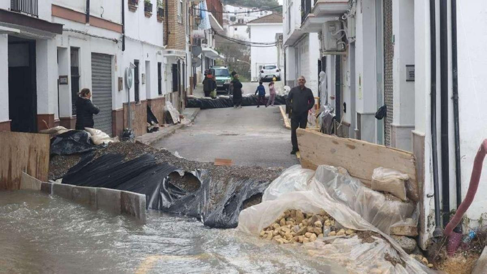 Una calle de un pueblo andaluz colapsada por el temporal.
