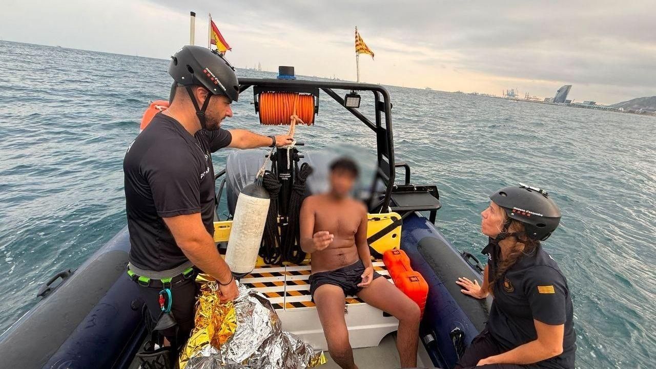 Detenido un joven que nadaba mar adentro en Barcelona con una orden de arresto en Vigo