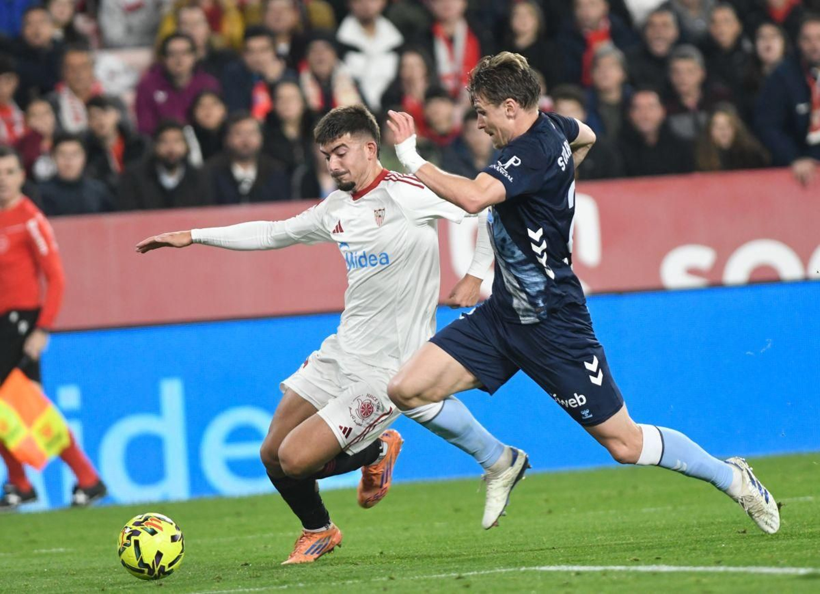 Carl Starfelt, imperial ayer, va al corte ante el local Kike Salas.