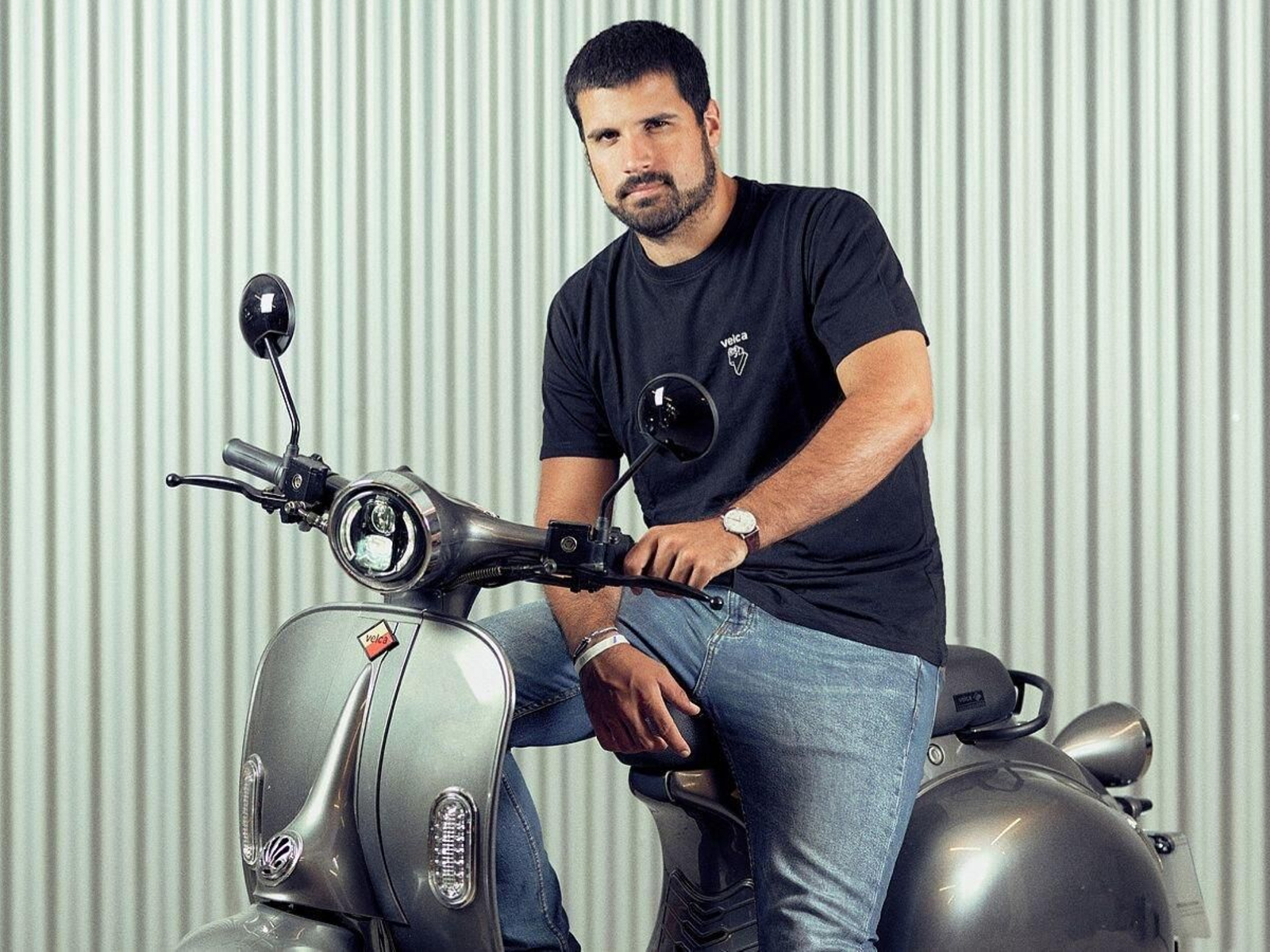 Emilio Froján, con una moto eléctrica Velca.