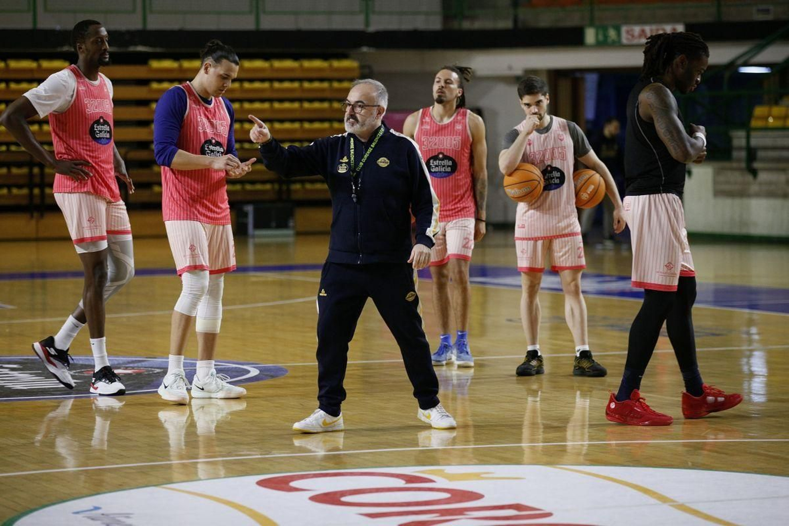 El técnico cobista, Moncho López, habla con sus jugadores en un entrenamiento en el Pazo.