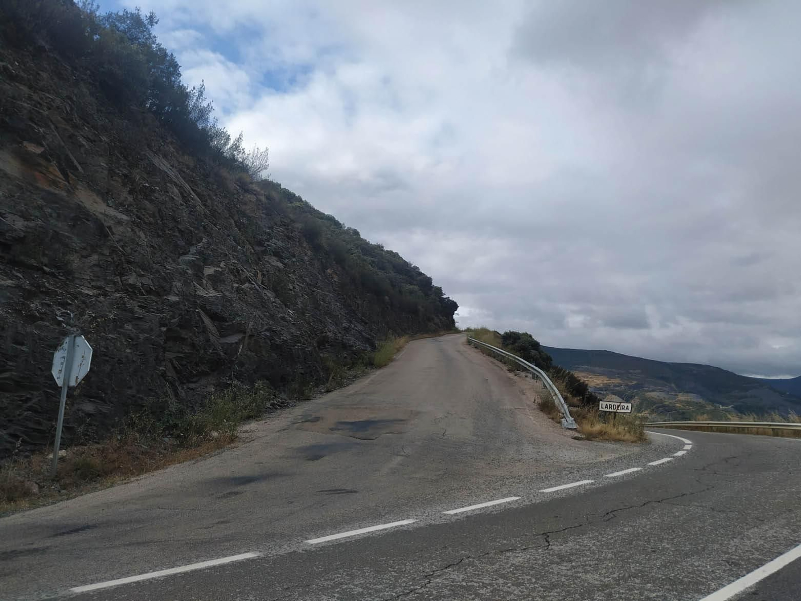 Acceso a la carretera de Lardeira desde la OU-122.