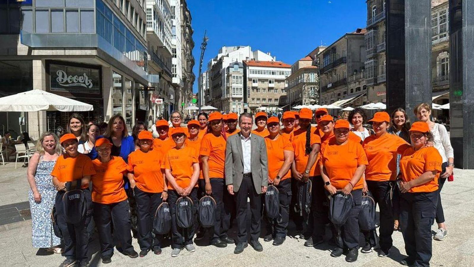 El alcalde posó ayer en Porta do Sol con la plantilla de más de 35 Cuidadores de Barrio.