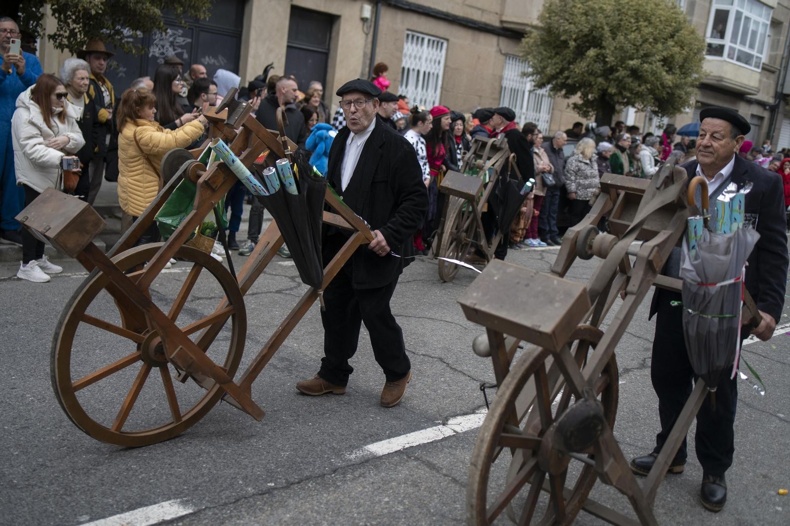 Galería | Verín vive su domingo de Entroido, el desfile en fotos
