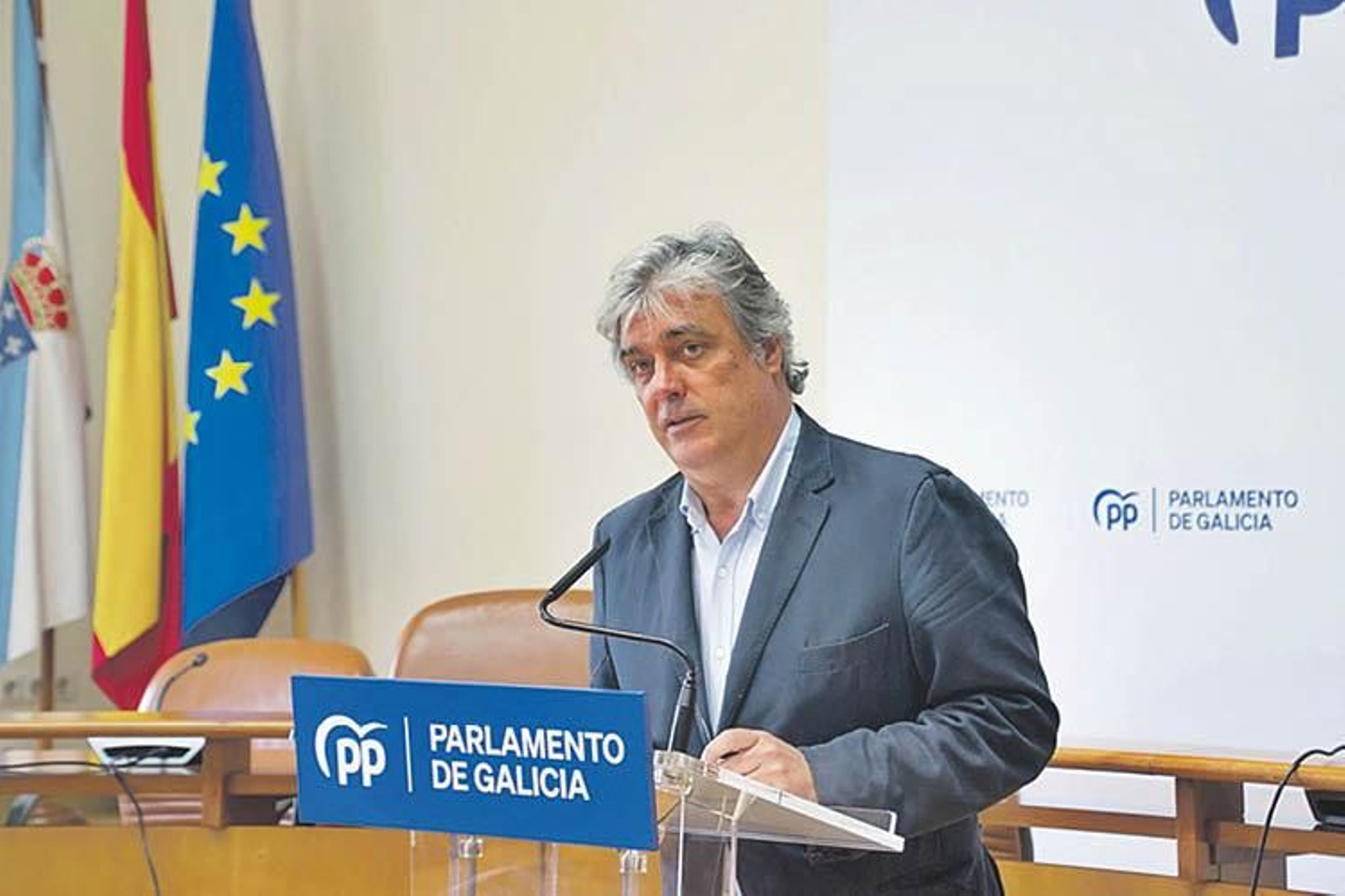 El parlamentario popular Pedro Puy, ayer tras la junta de portavoces de la Cámara gallega.