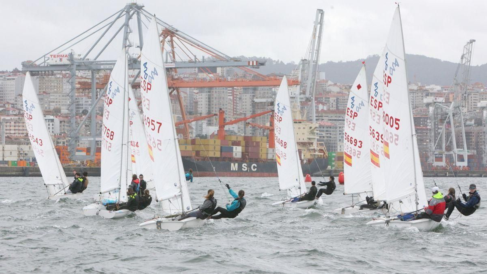 La ciudad de Vigo fue el perfecto telón de fondo para esta cita de vela ligera reservada a las clases dobles: la 420, la Vaurien y la Snipe.