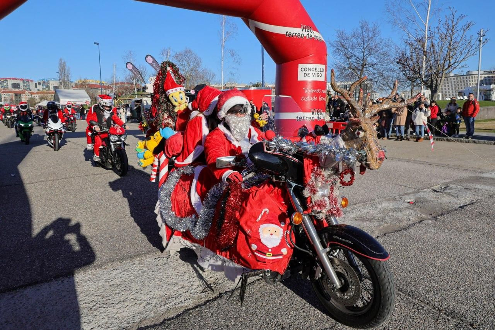Galería | Los papanoeles moteros toman Vigo