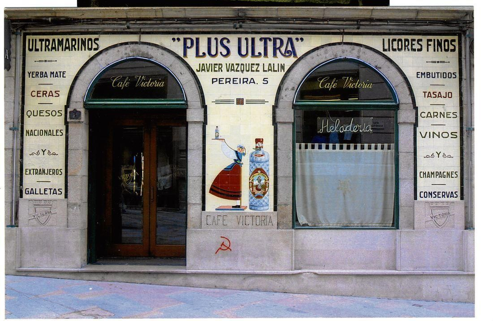 La singular fachada del antiguo ultramarinos Plus Ultra.