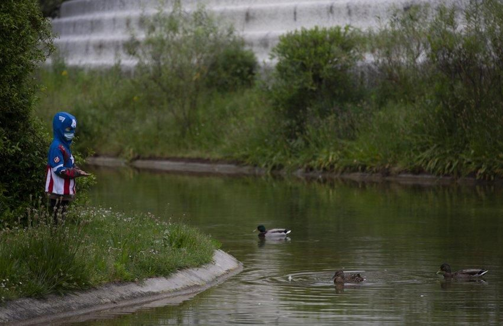 26 de abril. Primera salida a la calle de los niños y niñas de Ourense tras mas de cuarenta días encerrados en sus casas por las medidas de confinamiento del estado de alarma. Foto: Xesús Fariñas