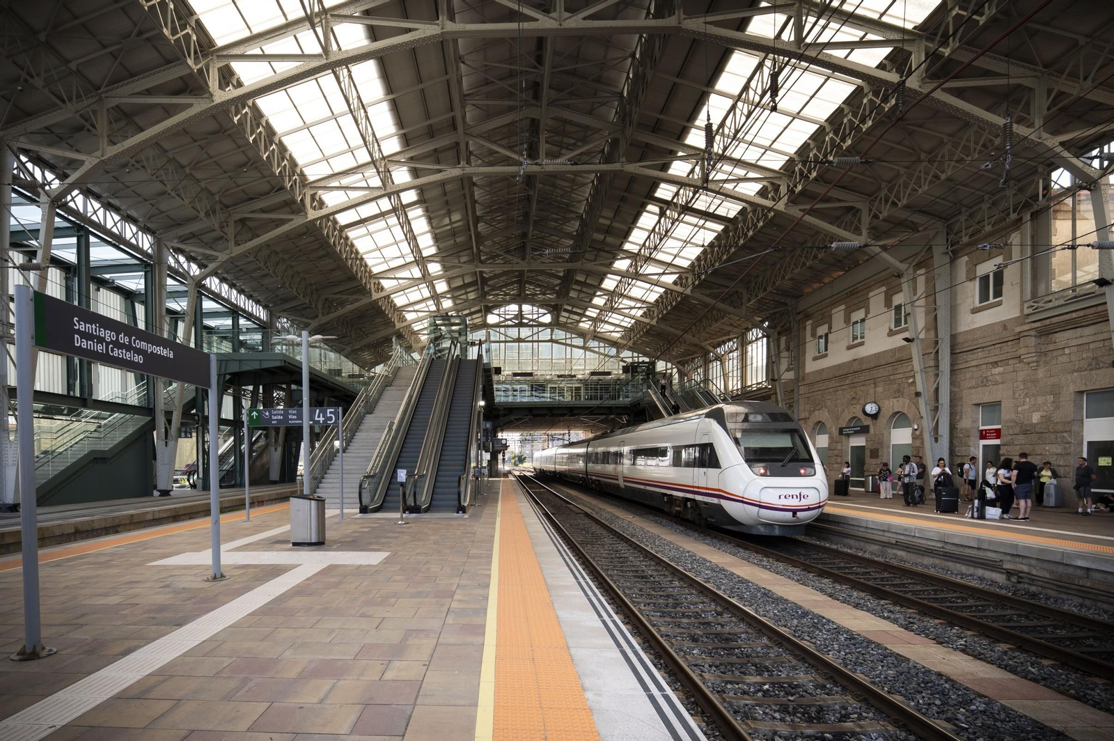 Galería | La estación intermodal de Santiago culmina con una moderna galería para los viajeros, en fotos