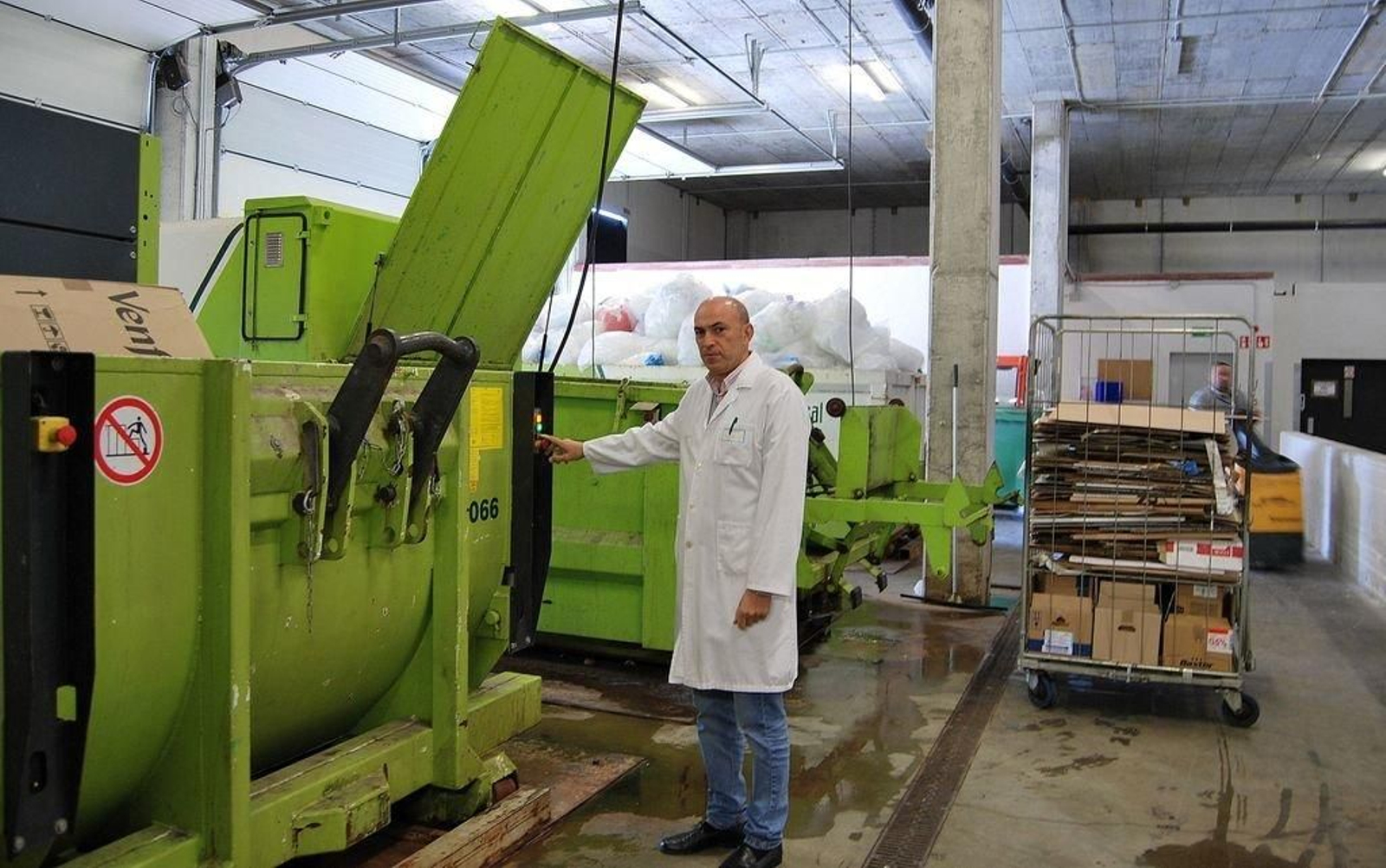 Manuel Corbacho, en la nave de residuos del Cunqueiro.