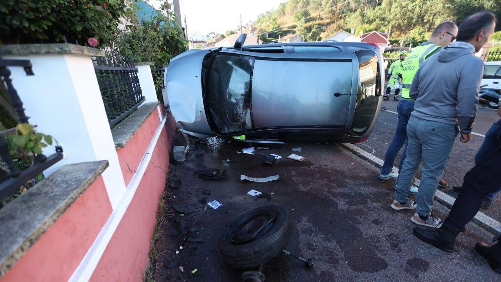 El vehículo estacionado que volcó tras el impacto.