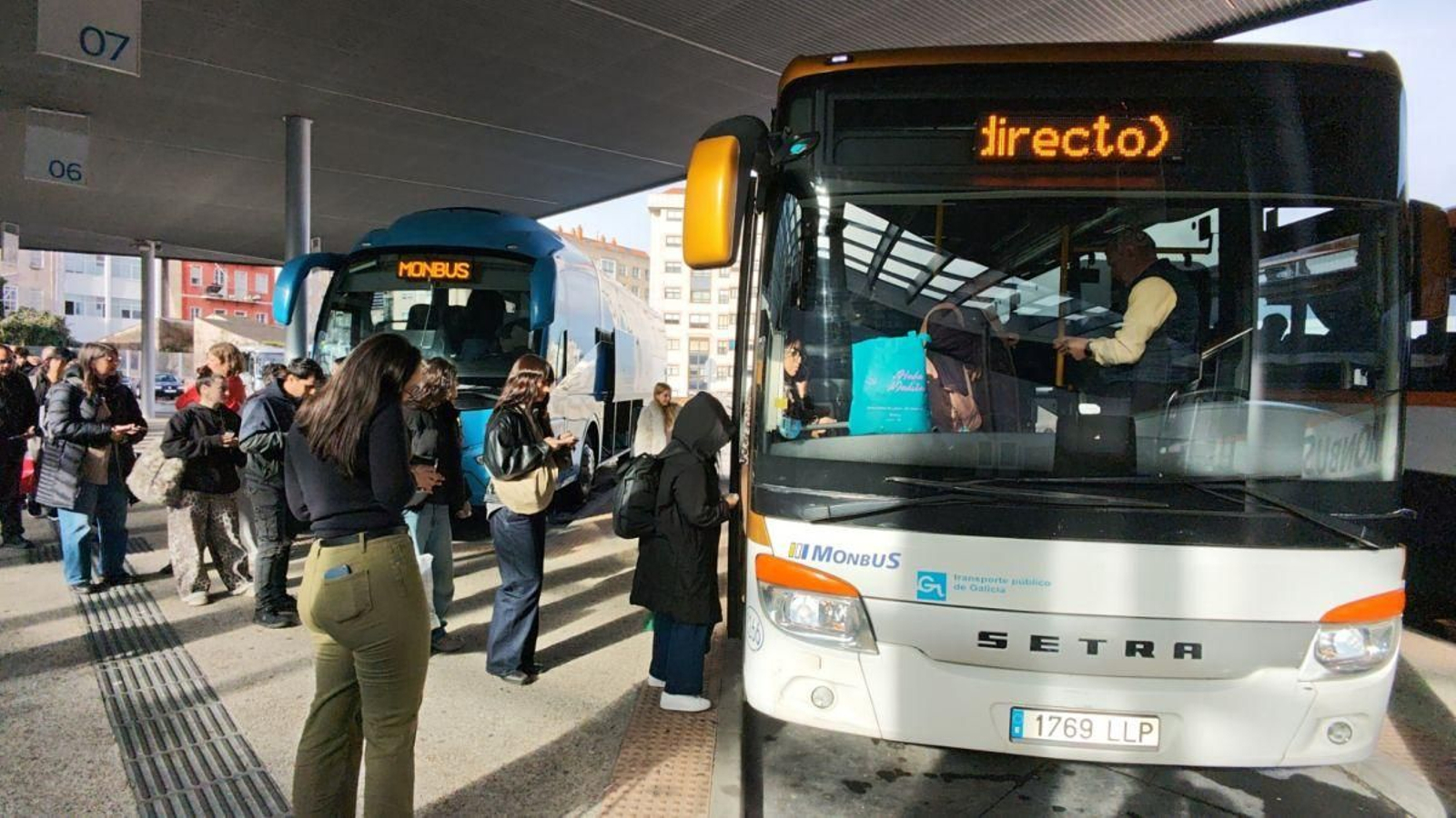Viajeros subiendo a un autobús directo a Lavacolla en la estación de Urzaiz
