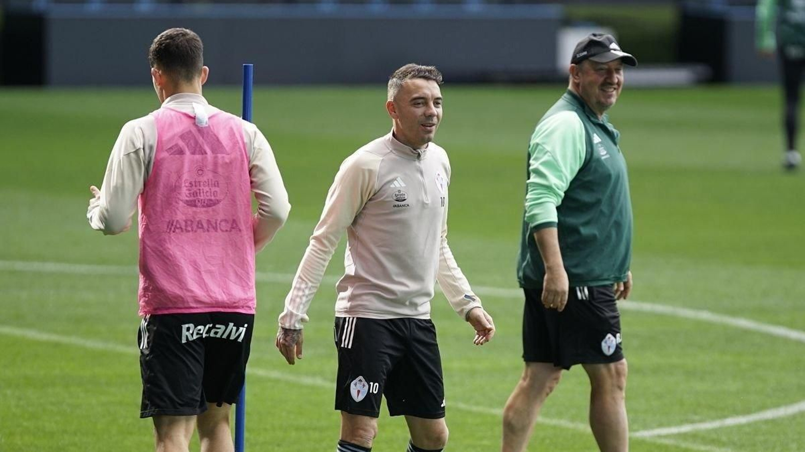 Iago Aspas y Rafa Benítez intercambiaron gestos distendidos en el arranque del entrenamiento.