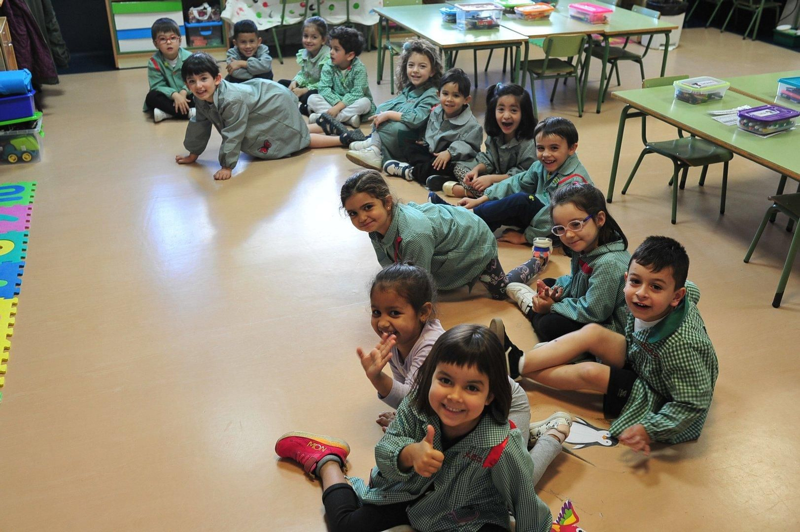 Pequeños artistas contentos con las obras creadas.