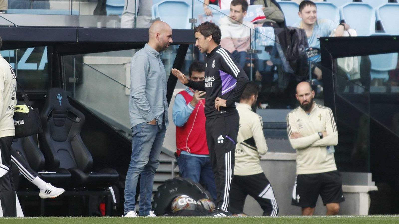 Claudio Giráldez intercambia impresiones ayer con Raúl González Blanco, técnico del Castilla.