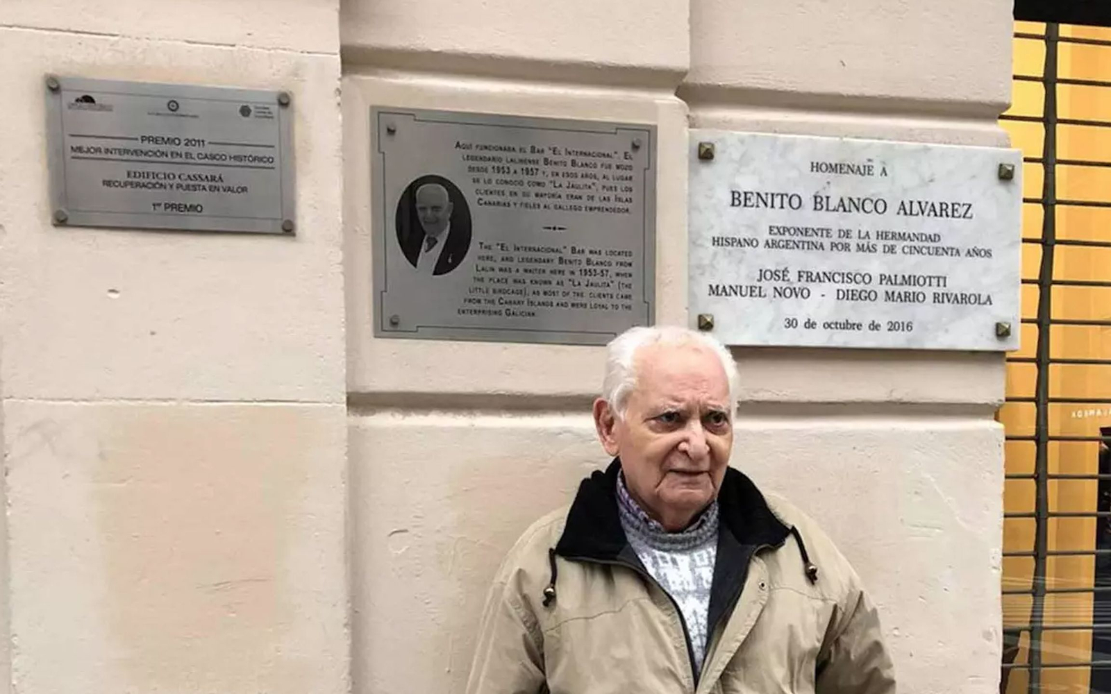 Benito Blanco inmortalizado en la Avenida de Mayo, una arteria de España en Argentina