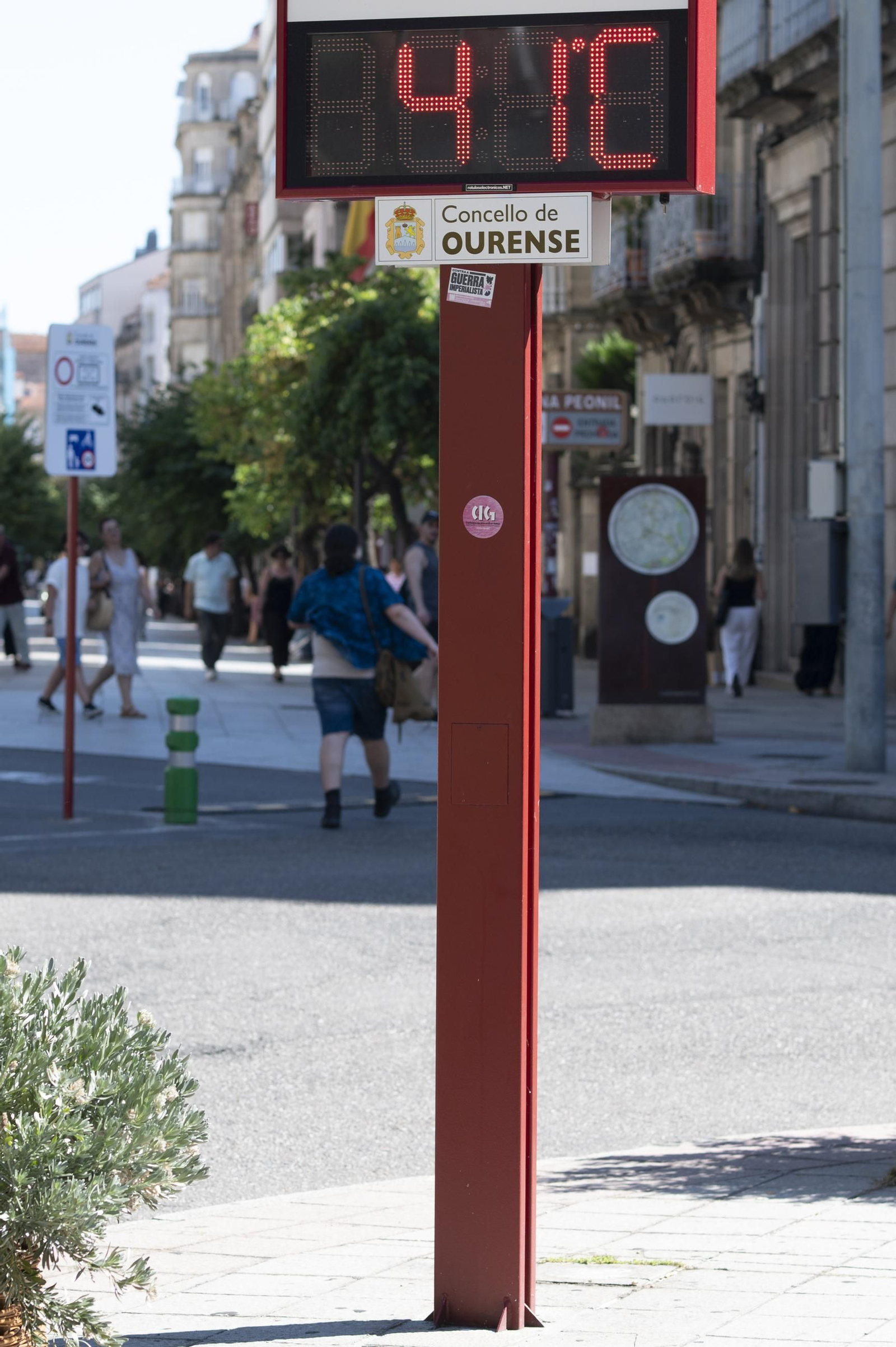 Galería | Los ourensanos combaten las altas temperaturas con sombras, piscinas y ríos