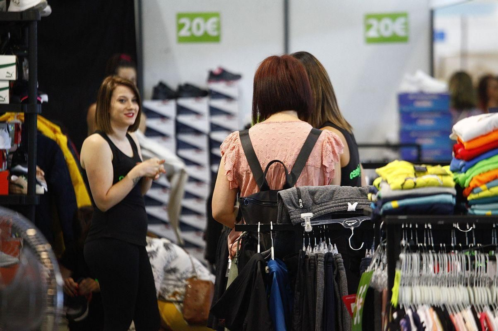 Las vendedoras charlan con una compradora en el estand de Centro Sport. Foto: Miguel Ángel.