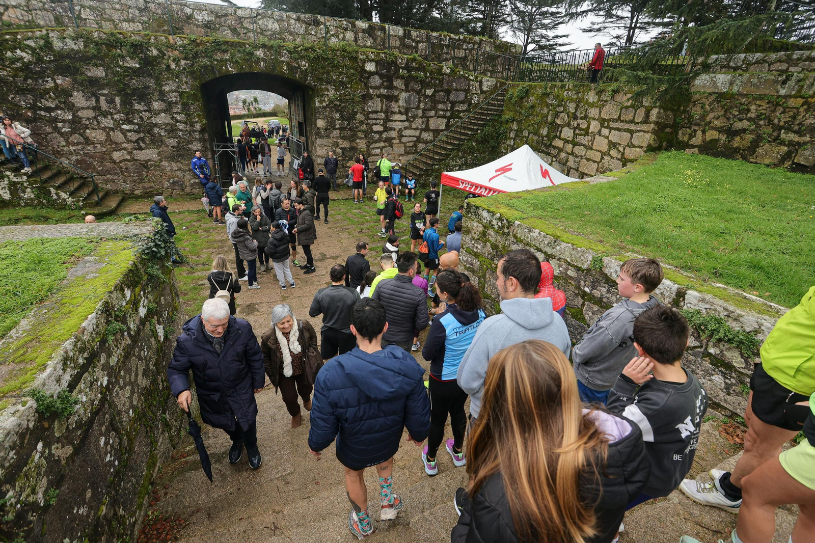 Galería | Cientos de atletas aguantan la lluvia en la Subida ao Castro