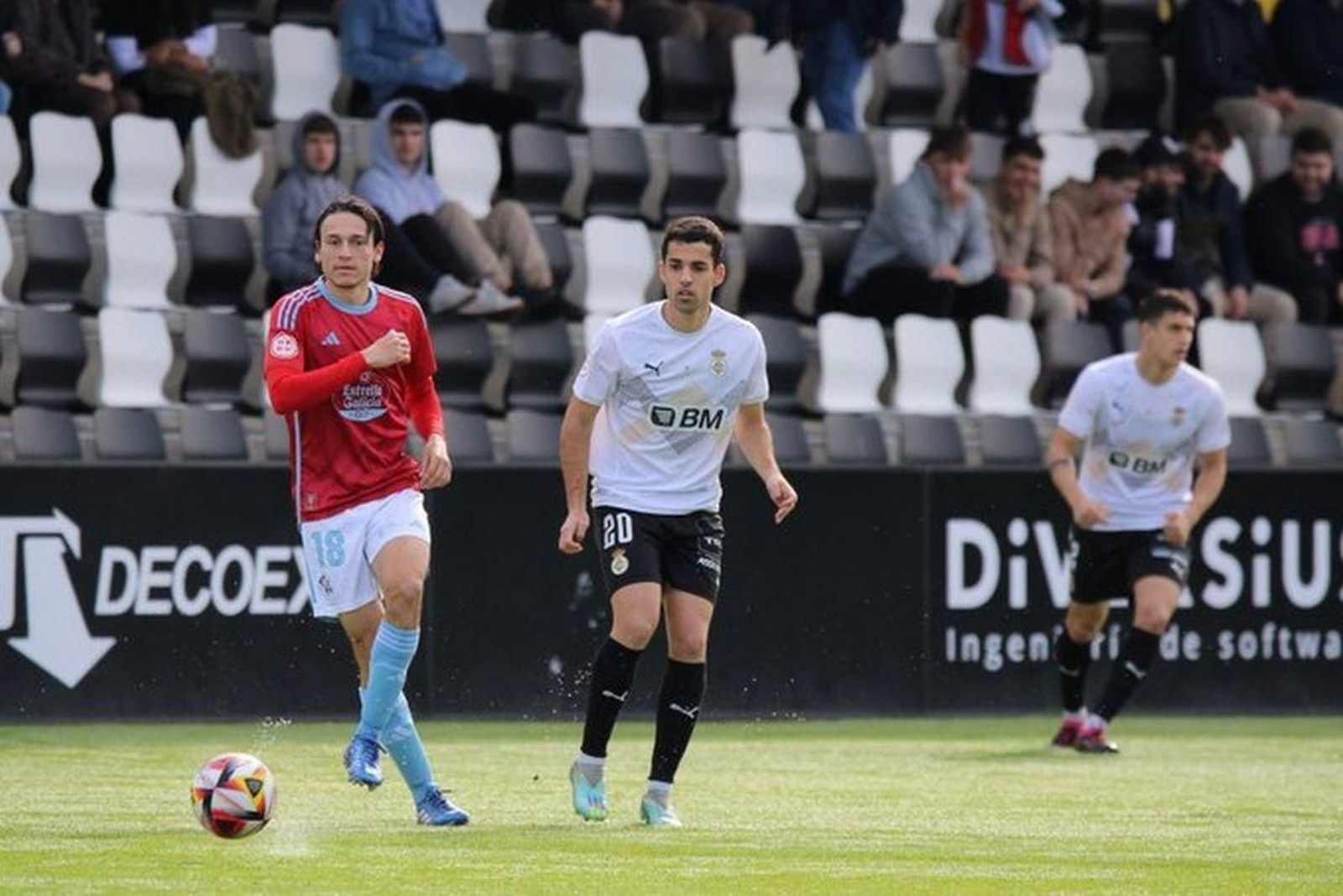 El excéltico Solís, autor del gol local, presiona a Joel López.