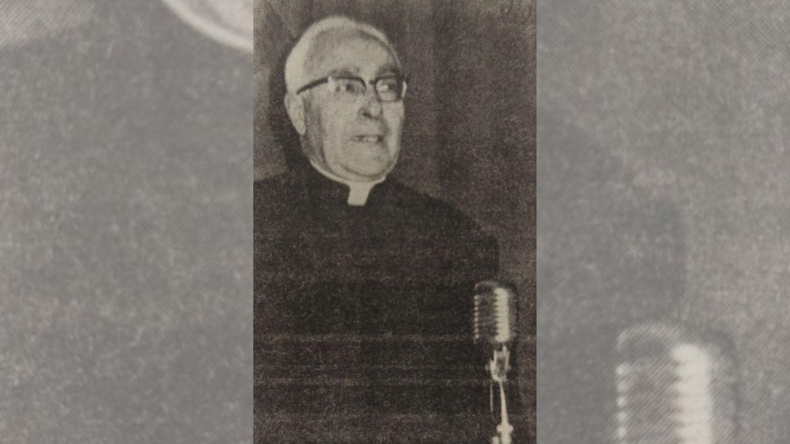 El Rvdo. don Amando Araujo dando el pregón.