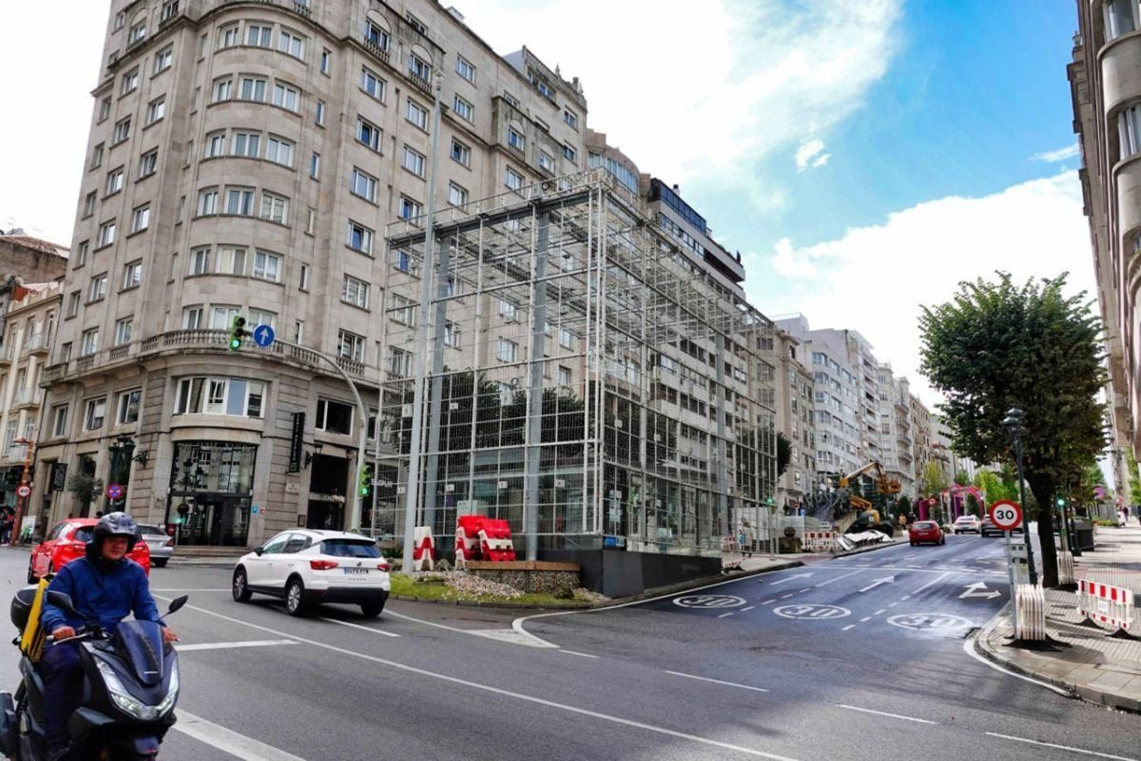 La caja de regalo se alza ya en la Gran Vía. // Vicente Alonso