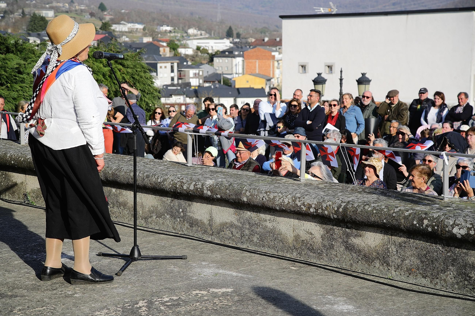 Una de las participantes se dirige a los vecinos de Viana do Bolo.