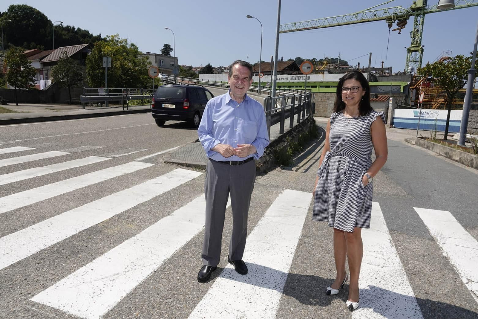 El alcalde Abel Caballero con la concejala María José Caride, ayer en Ríos.