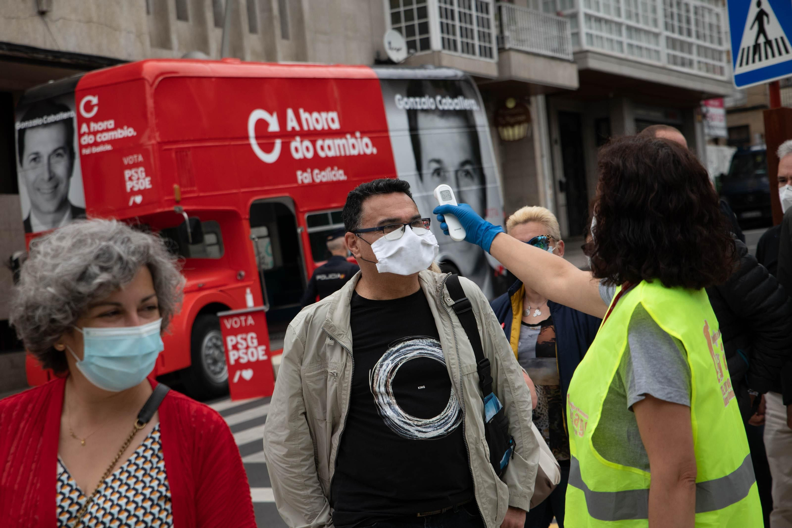 OURENSE (XARDÍNS DO POSÍO). 27/06/2020. OURENSE. El presidente del gobierno, Pedro Sánchez, acompaña al candidato a la Xunta de Galicia, Gonzalo Caballero y a Marina Ortega en un mitin del PSdeG-PSOE. FOTO: ÓSCAR PINAL