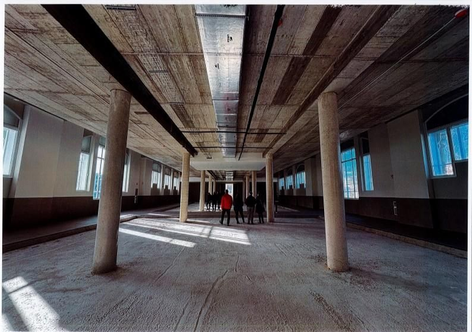 Galería | Así estaba y está el interior de la Plaza de Abastos de Ourense tras la remodelación inacabada